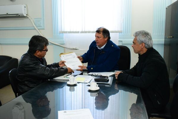 prefeito-entrega-projeto-eletrico-da-vila-brigadiana