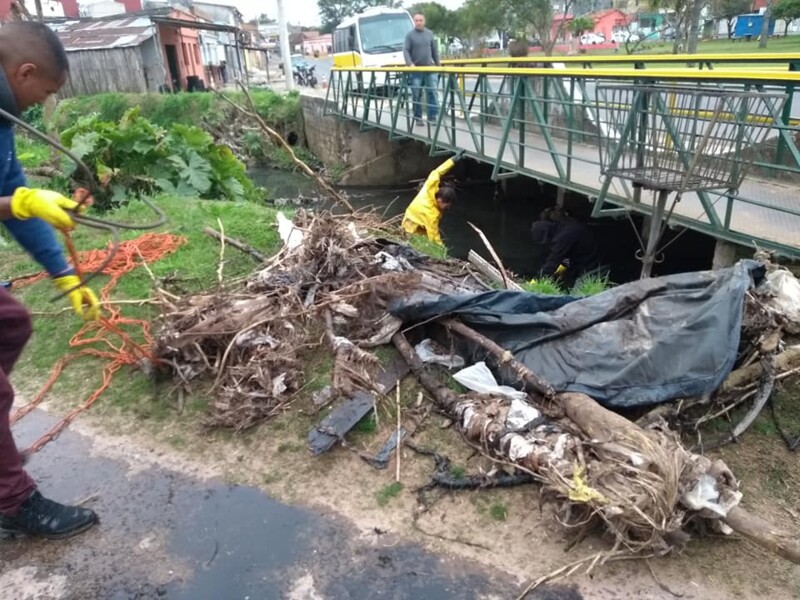 servicos-urbanos-realiza-limpeza-no-arroio-maragato