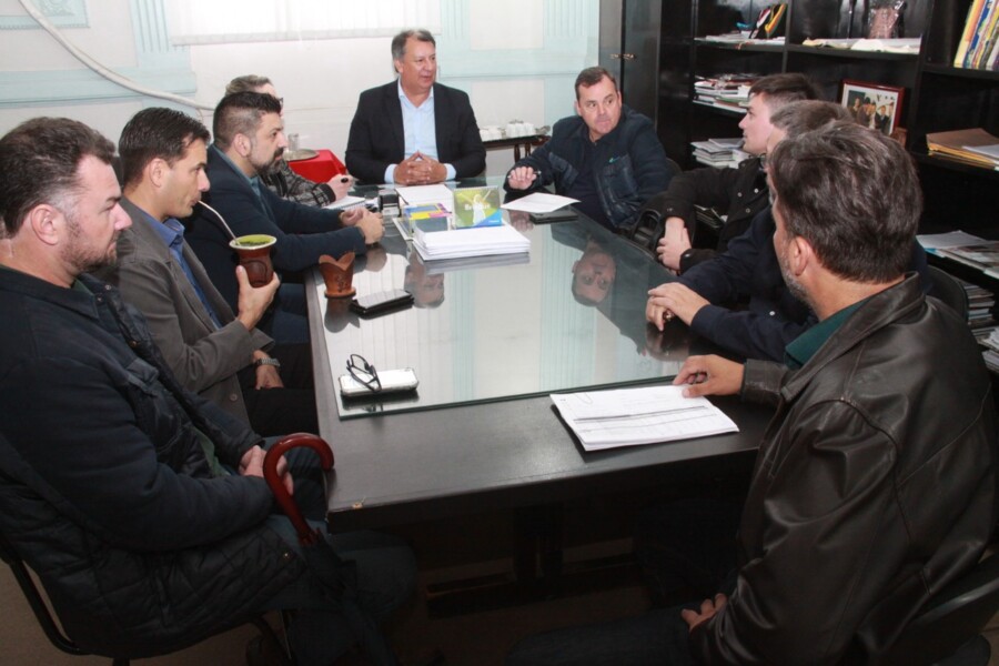 prefeito-ico-charopen-assina-ordem-de-servico-para-inicio-das-pinturas-externas-das-escolas-municipais