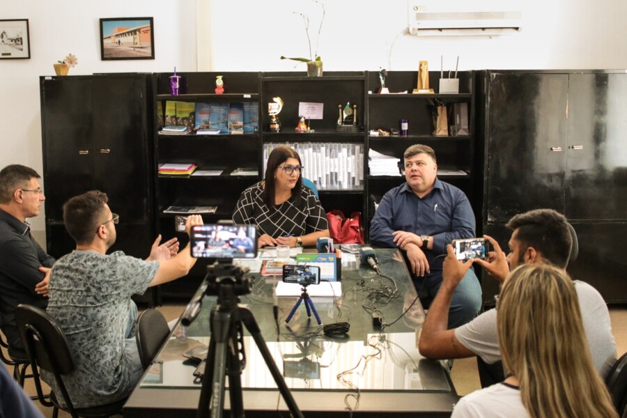 temos-que-insistir-que-as-pessoas-fiquem-em-casa-destaca-prefeita-durante-apresentacao-do-decreto-e-anuncio-de-4-casos-suspeitos