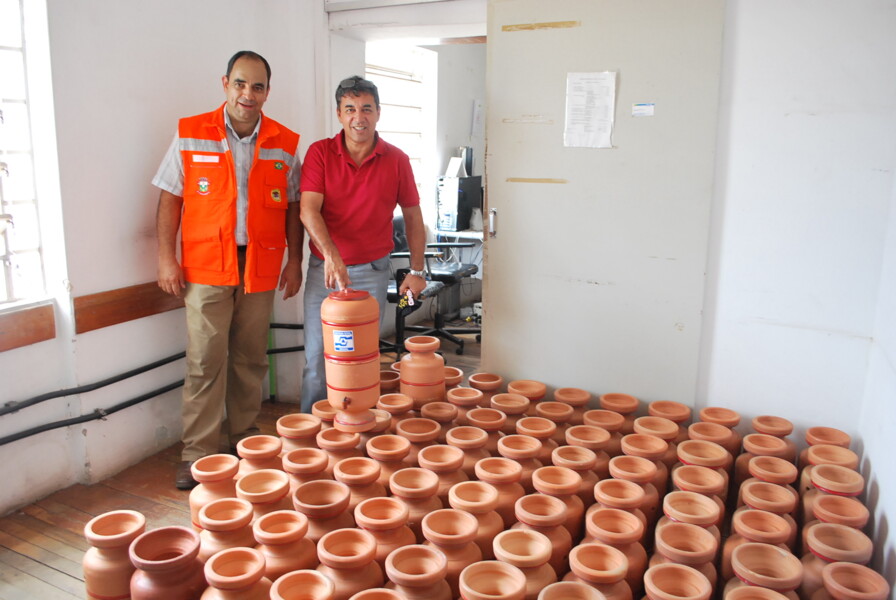 prefeito-wainer-machado-e-coordenador-da-defesa-civil-municipal-recebem-filtros-de-barro-e-pipas-destinados-a-assentamentos-prejudicados-com-as-secas