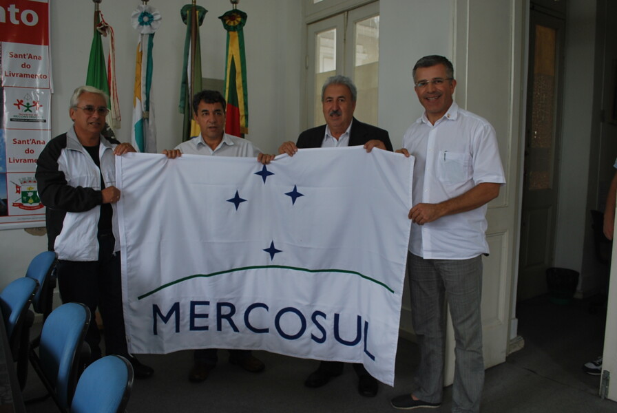 municipio-conta-com-exemplares-da-bandeira-do-mercosul