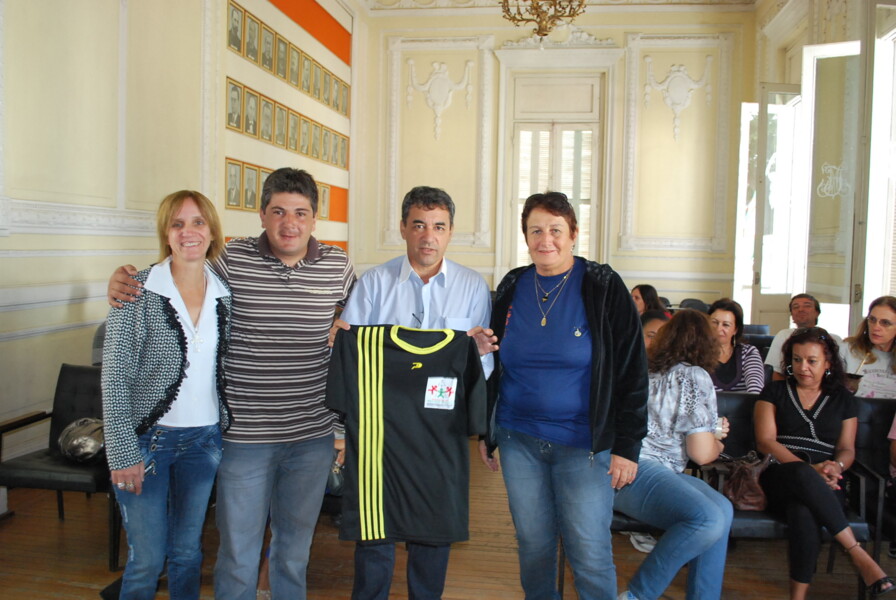 prefeito-entrega-materiais-esportivos-para-as-escolas-municipais