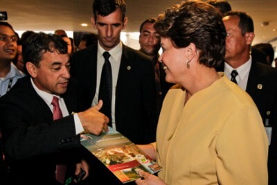 prefeito-assina-contrato-de-r-13-milhao-e-convida-presidente-dilma-para-inauguracao-da-eolica