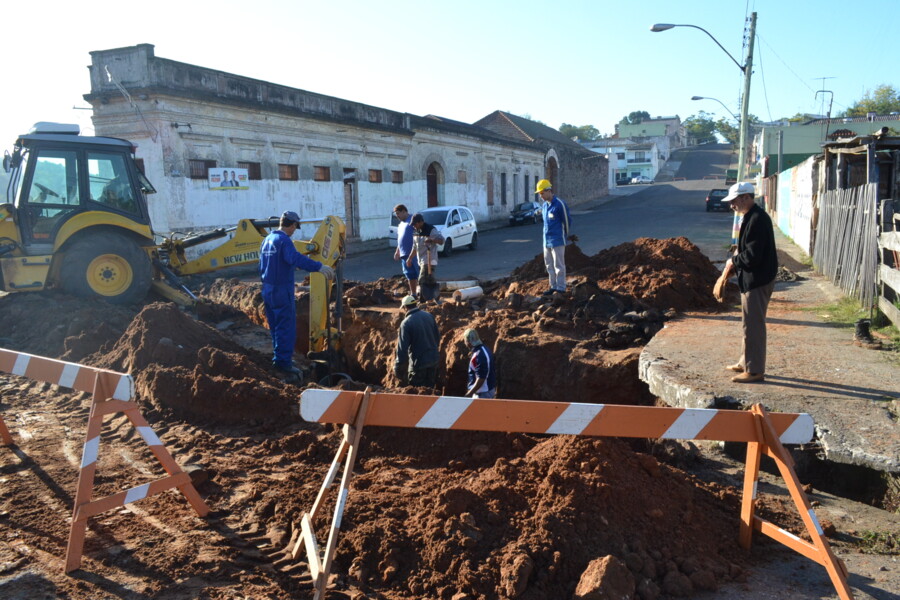 secretaria-de-obras-realiza-trabalho-de-desobstrucao-de-bueiros-na-zona-central