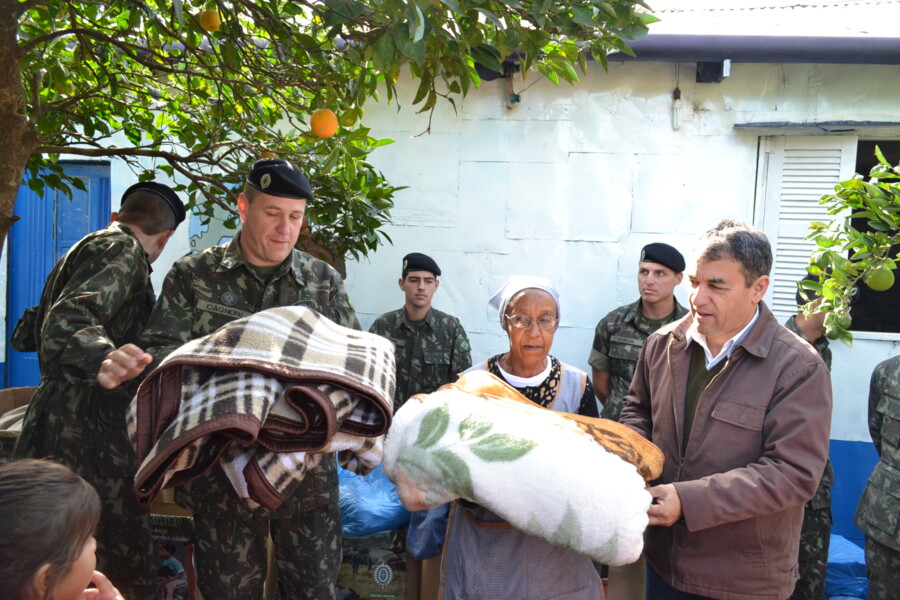prefeito-e-comando-do-7-rcmec-entregam-agasalhos-a-moradores-do-bairro-sao-paulo