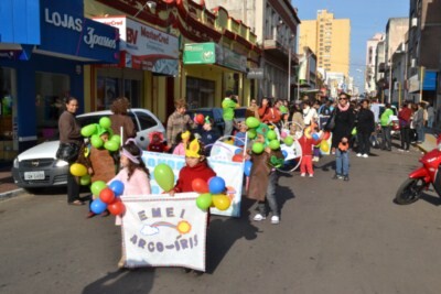 secretaria-municipal-de-educacao-destaca-participacao-de-criancas-e-adolescentes-em-caminhada