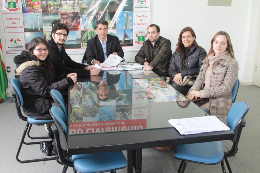 prefeito-wainer-recebe-projeto-feito-por-bacharelandos-da-unipampa