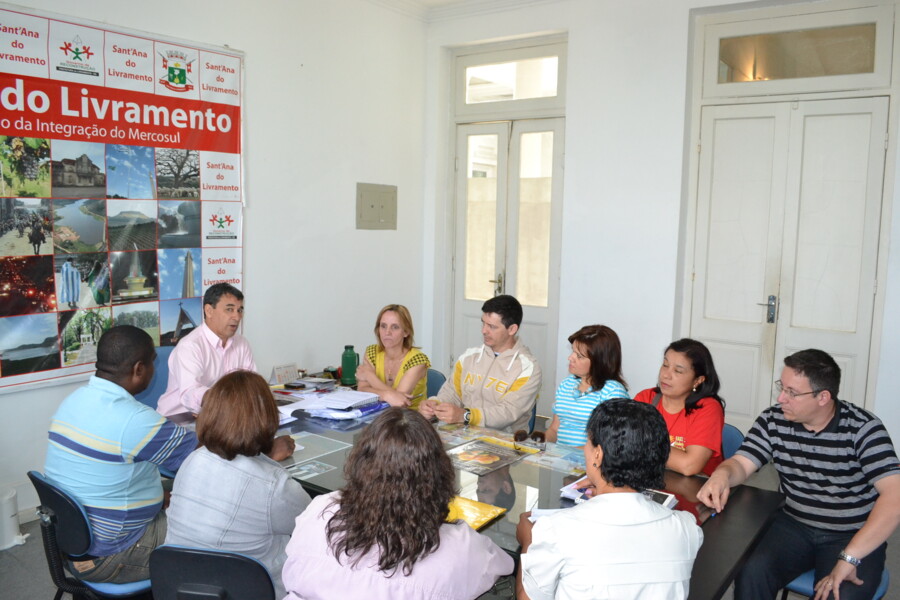 prefeito-recebe-comissao-do-plano-de-carreira-que-solicita-novas-vantagens