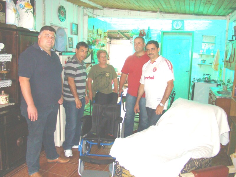 secretaria-municipal-da-saude-e-do-estado-continuam-repassando-cadeira-de-rodas-para-pacientes