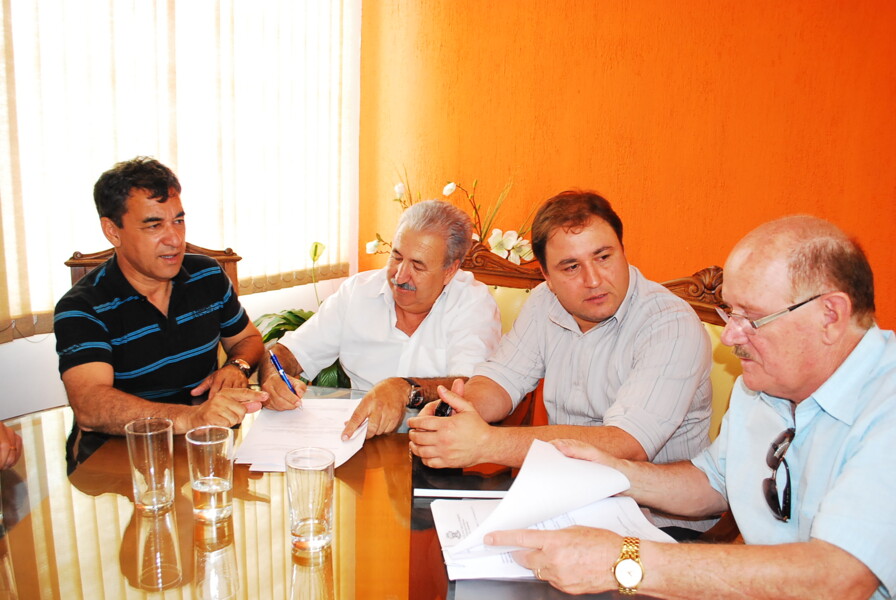 prefeito-assina-projeto-de-lei-que-institui-a-vila-brigadiana