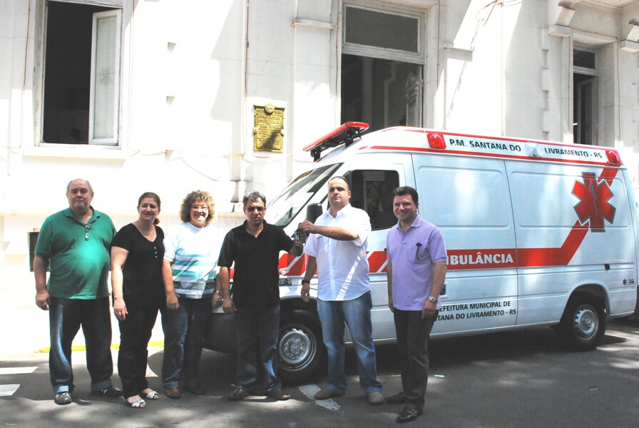municipio-passa-a-contar-com-nova-ambulancia-uti