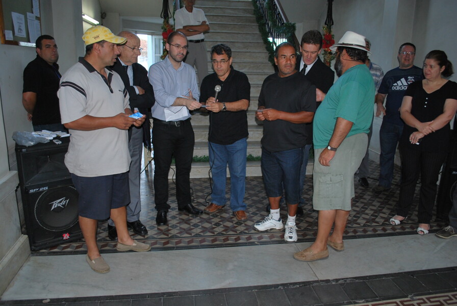 prefeito-entrega-pessoalmente-os-primeiros-vale-alimentacao-a-servidores-publicos