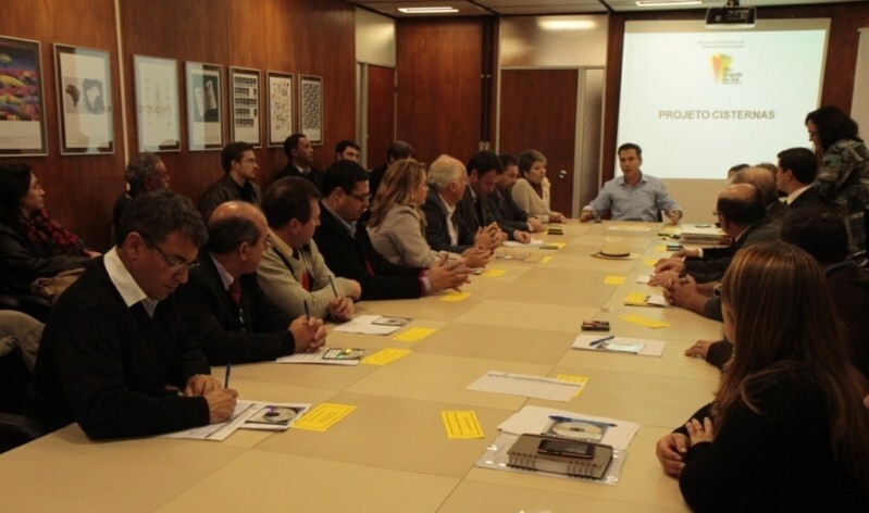 prefeito-assina-convenio-para-que-municipio-receba-cisternas