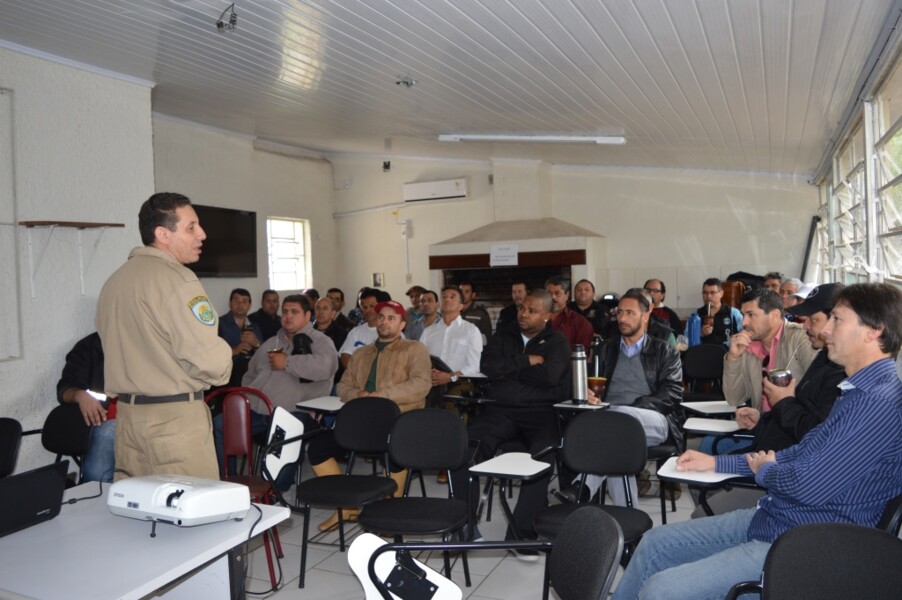 prefeitura-promove-palestra-sobre-direcao-defensiva-e-seguranca-no-transito