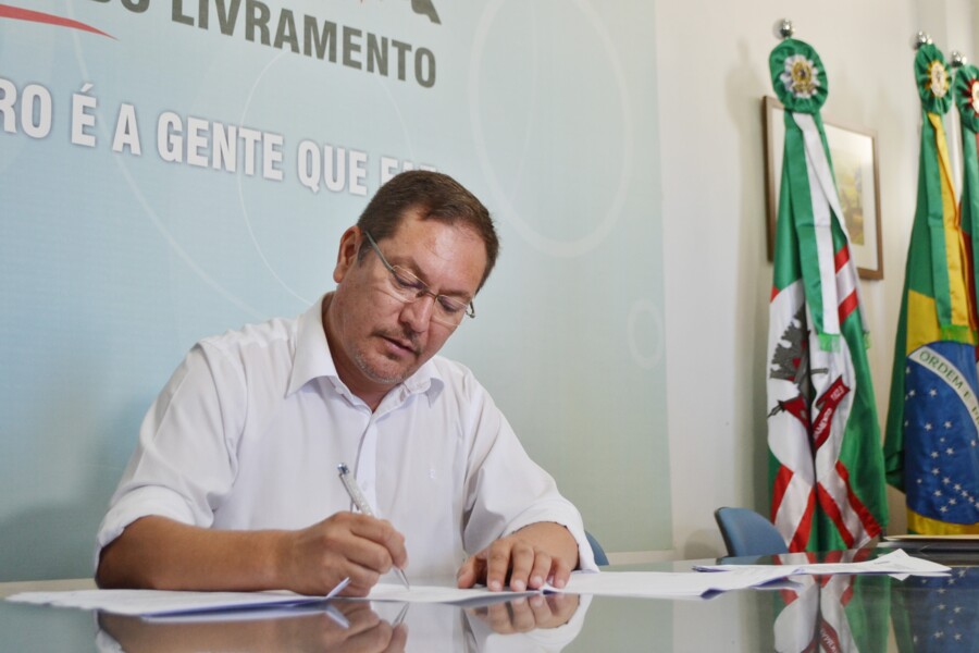 prefeito-empossa-primeiros-aprovados-no-concurso-da-prefeitura-nesta-quinta-feira