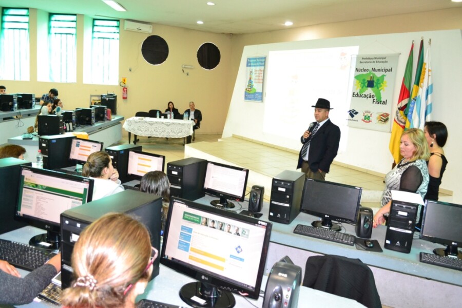 alunos-do-curso-de-disseminadores-de-educacao-fiscal-participam-de-aula-presencial-com-auditores-da-receita-federal