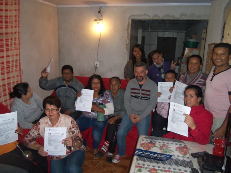 secretaria-de-habitacao-realiza-a-entrega-de-documentos-da-regularizacao-fundiaria-na-vila-quines