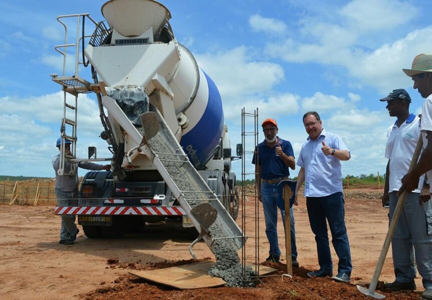 prefeito-vistoria-inicio-da-concretagem-da-obra-que-abrigara-a-usina-de-asfalto