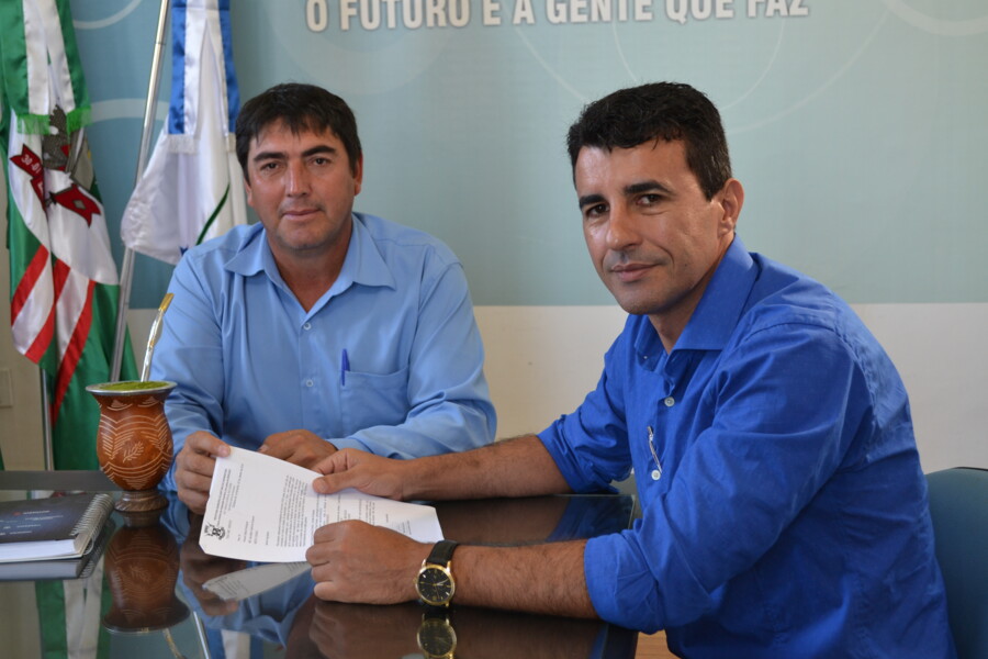 prefeito-em-exercicio-recebe-vista-do-vereador-aquiles-pires