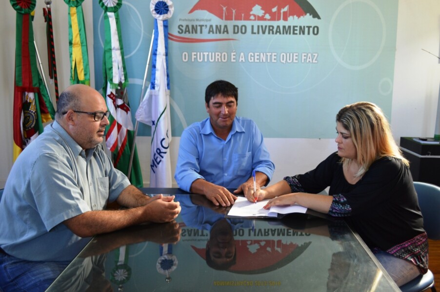 itacir-soares-da-posse-a-nova-servidora-municipal