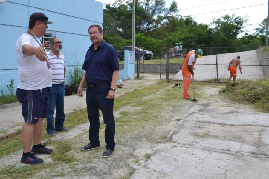 prefeito-glauber-lima-vistoria-limpeza-no-entorno-da-ubs-armour