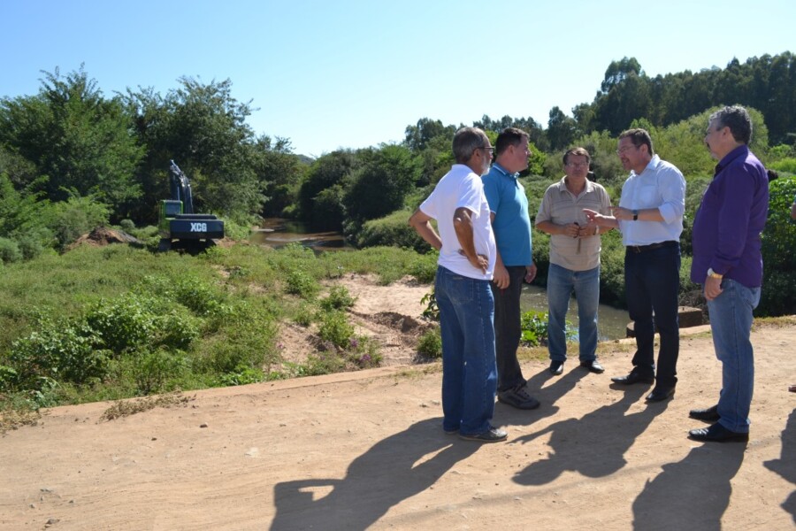 prefeito-vistoria-trabalho-de-desassoreamento-do-arroio-carolina