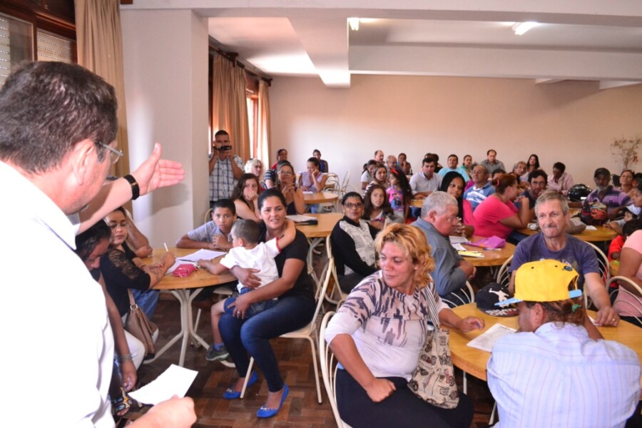prefeito-participa-da-assinatura-de-contratos-e-entrega-de-chaves-as-familias-do-nova-morada