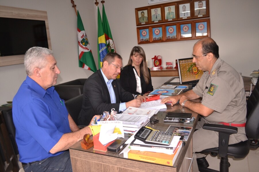 prefeito-recebe-dos-bombeiros-aprovacao-do-plano-de-prevencao-contra-incendio-da-area-da-usina-de-asfalto