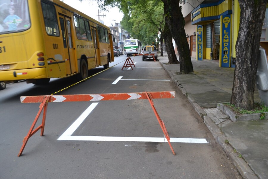 secretaria-de-transito-realiza-pintura-para-estacionamento-prioritario-na-rua-silveira-martins