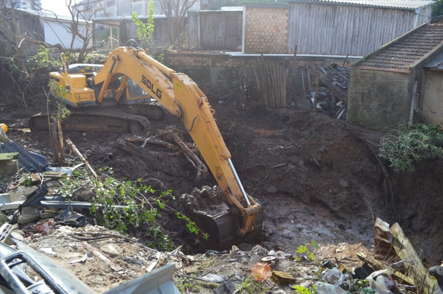 dae-mobiliza-grande-equipe-para-recuperar-adutora-rompida-no-centro