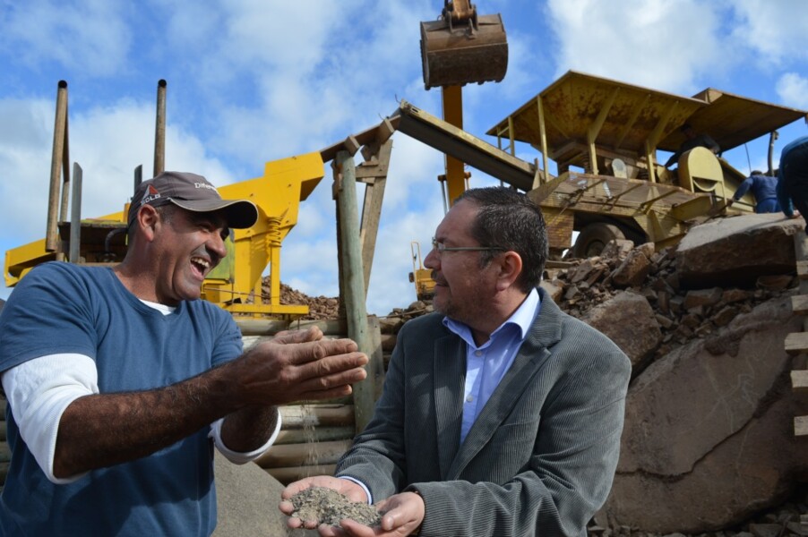 glauber-acompanha-trabalho-do-britador-que-esta-instalado-na-pedreira-da-chacara-da-prefeitura