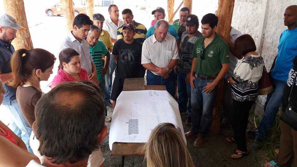 novo-espaco-e-estrutura-da-feira-da-agricultura-familiar-sao-apresentados-em-reuniao