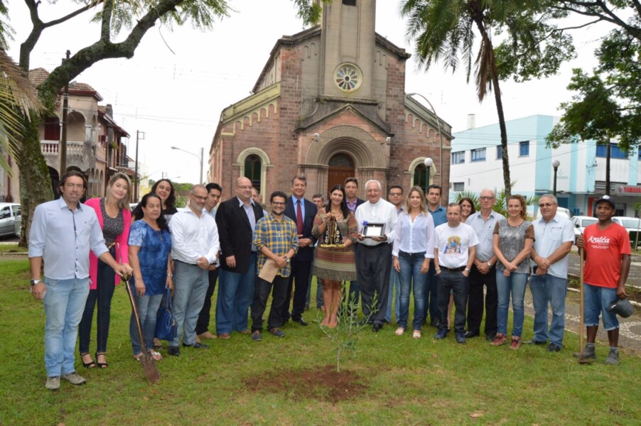 prefeito-e-vice-recepcionam-o-padre-alberto-pasquoto-no-palacio-moyses-vianna