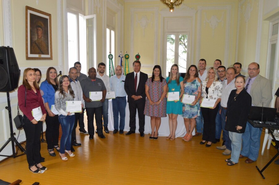 prefeito-e-vice-dao-posse-a-13-novos-servidores