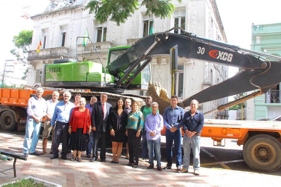 executivo-recebe-retroescavadeira-hidraulica-do-estado