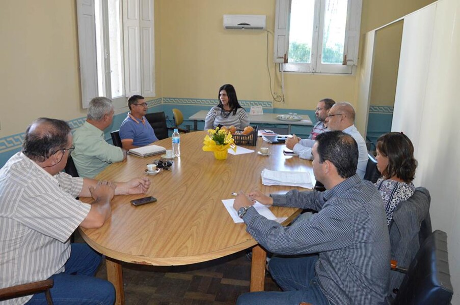 sala-do-investidor-entrega-licenca-ao-presidente-da-associacao-de-apicultores