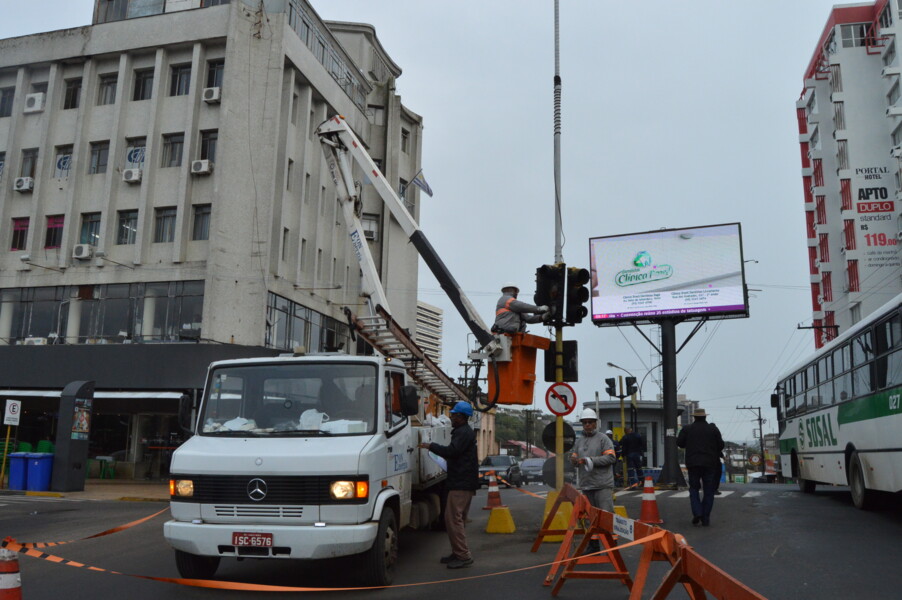 primeira-troca-de-semaforos-esta-sendo-realizada-no-largo-hugolino-andrade