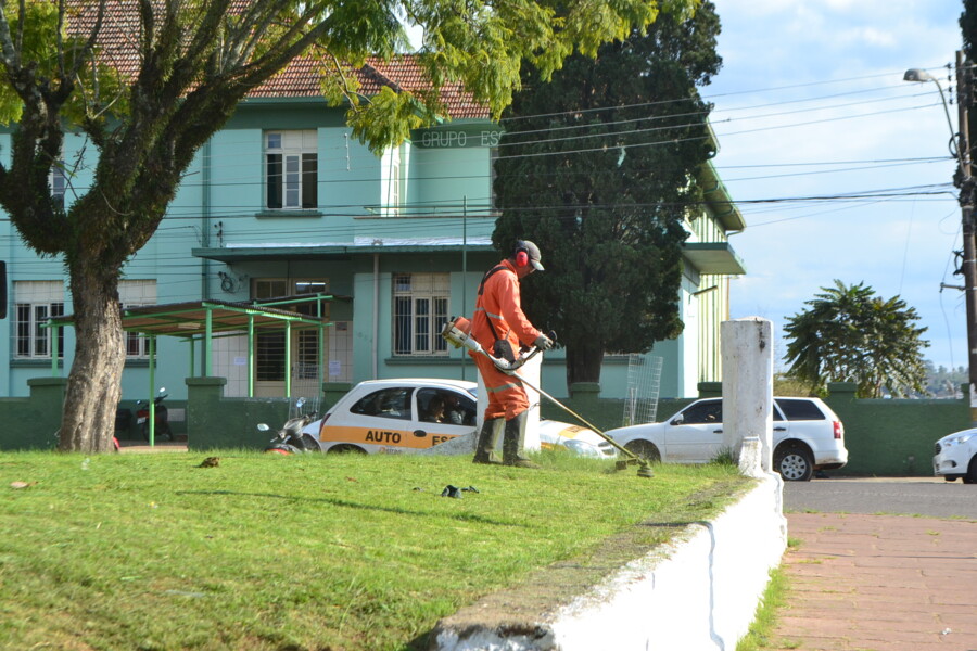 trabalho-de-revitalizacao-e-limpeza-de-pracas-continua-no-municipio