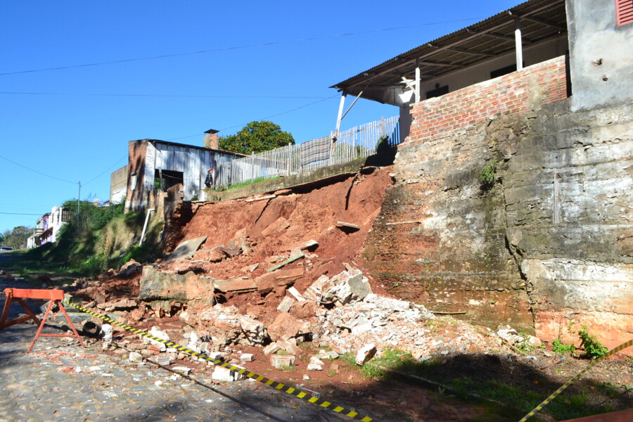 defesa-civil-realiza-visita-tecnica-em-area-de-deslizamento