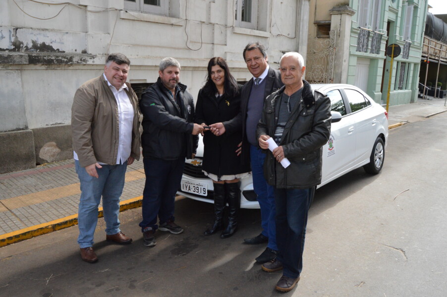 secretaria-da-saude-recebe-novo-veiculo