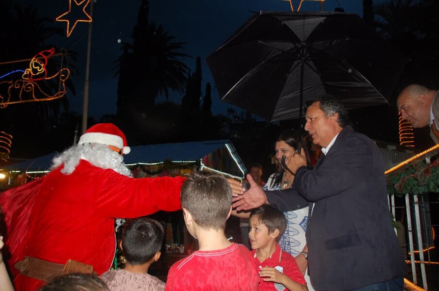 sob-forte-chuva-papai-noel-chega-a-fronteira