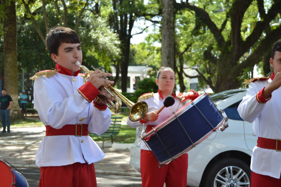 banda-marcial-da-escola-abreu-fialho-realiza-apresentacao-na-prefeitura