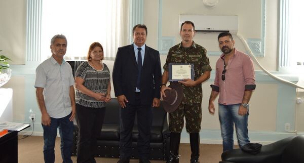 apos-participar-de-solenidade-de-passagem-de-comando-prefeito-presta-homenagem-ao-coronel-que-passou-comando-do-7-rcmec