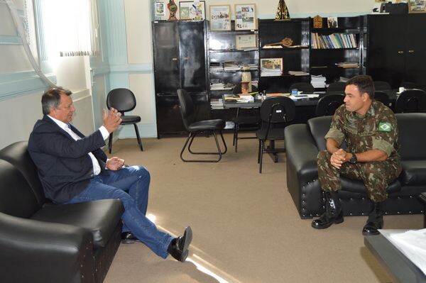prefeito-e-novo-comandante-do-7rcmec-reiteram-parceria-entre-prefeitura-e-exercito