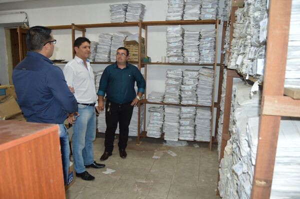 prefeito-interino-acompanha-trabalho-de-recuperacao-do-arquivo-da-prefeitura