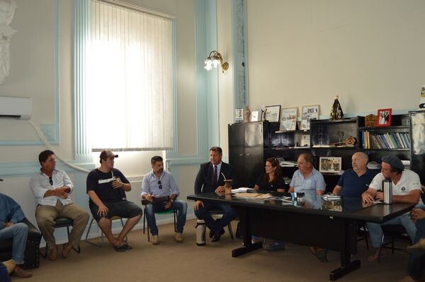 executivo-e-produtores-discutem-elaboracao-de-decreto-de-emergencia-em-funcao-da-estiagem-no-municipio