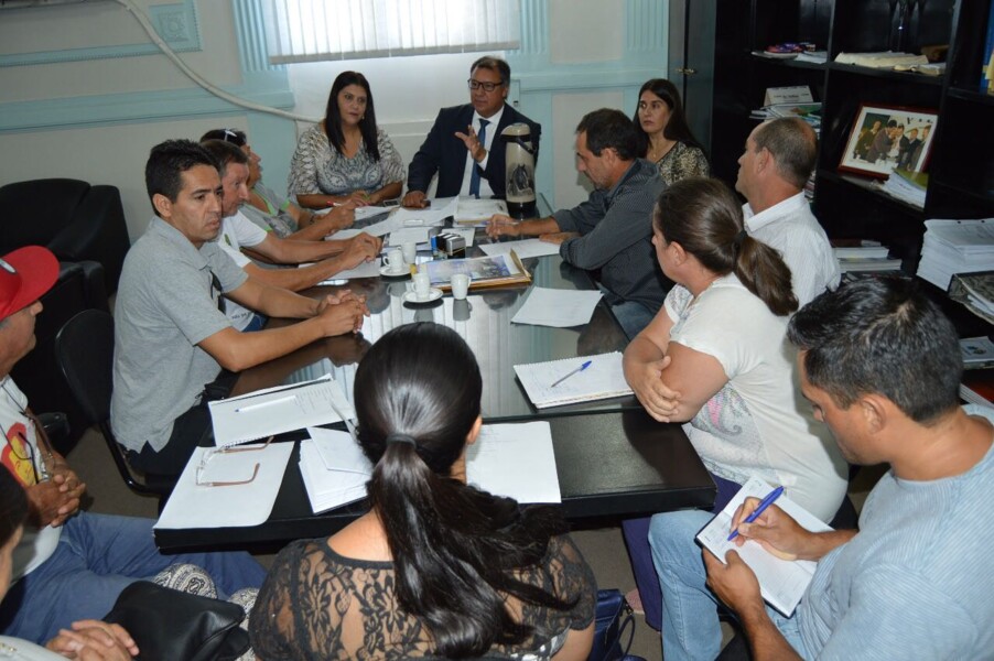 prefeito-e-vice-recebem-assentados-do-municipio