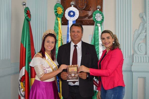 rainha-do-22-canto-moleque-visita-prefeitura-municipal