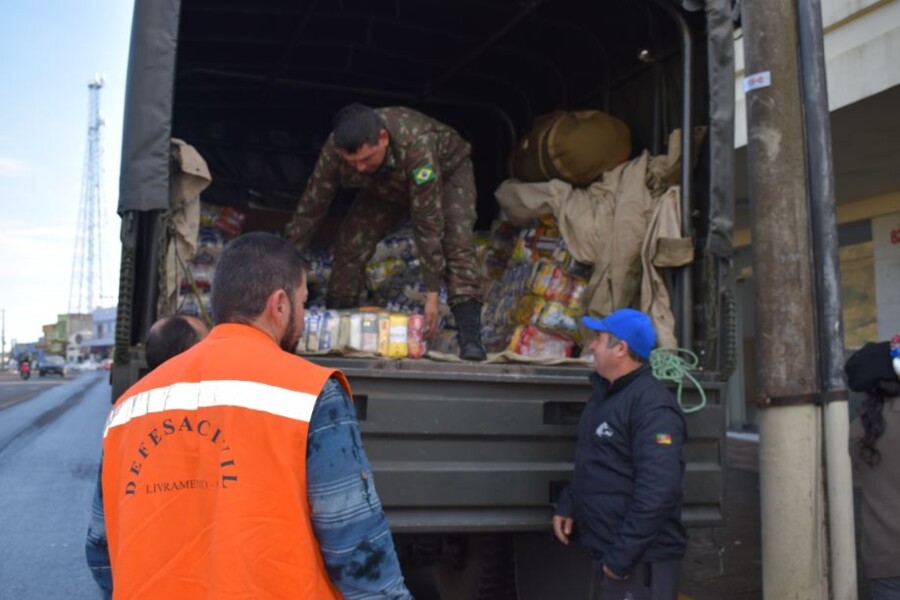 municipio-recebe-cestas-basicas-e-kits-dormitorio-para-distribuir-as-familias-mais-atingidas-no-ultimo-temporal